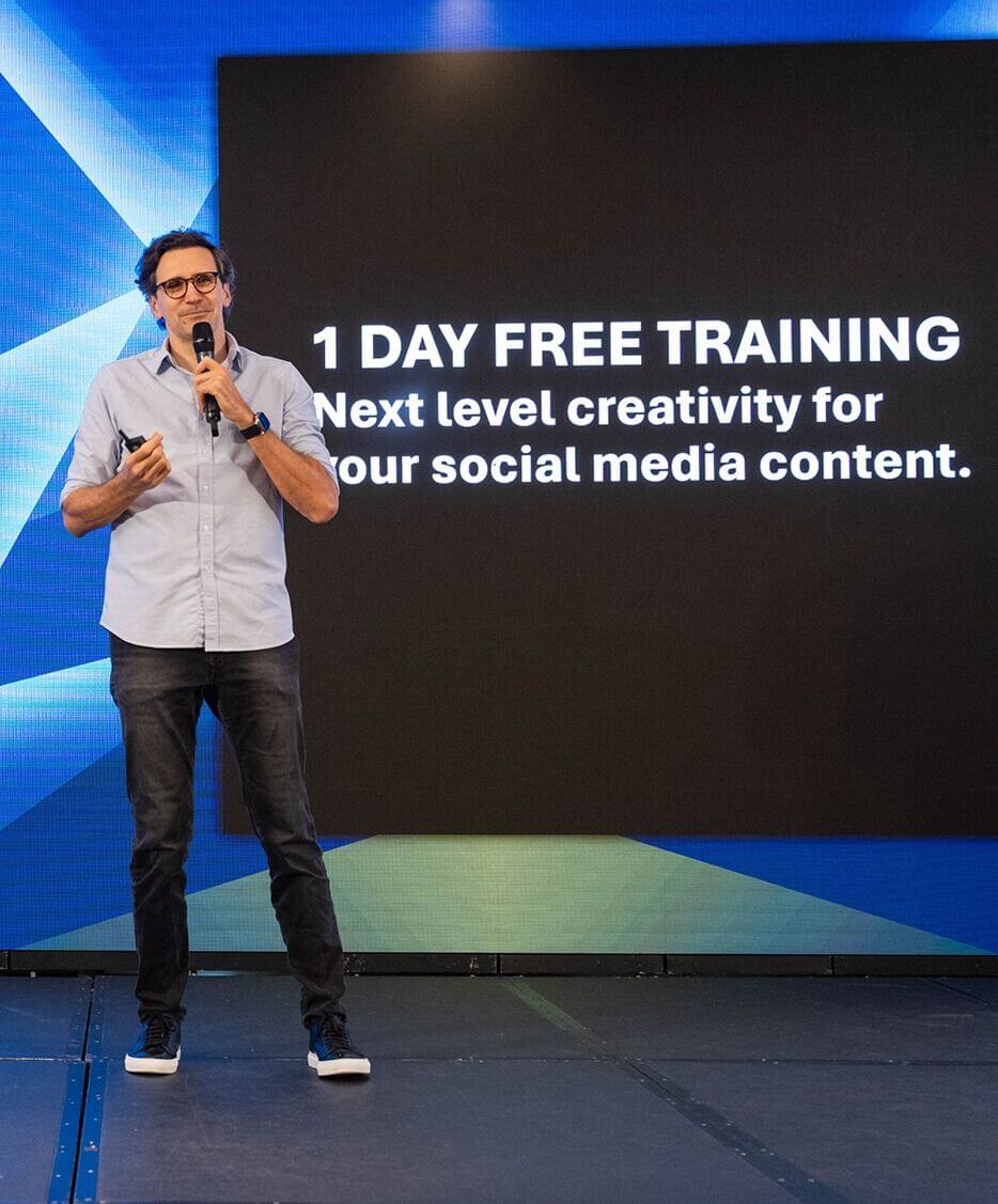 one day free training social media romania